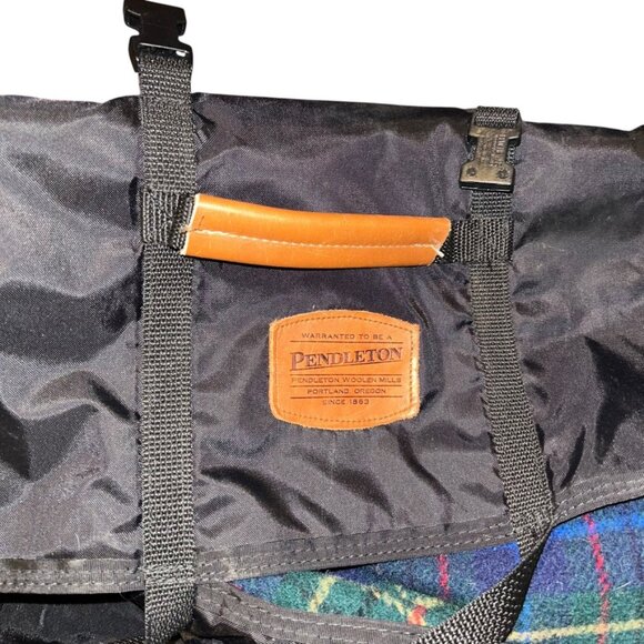 Pendleton black nylon backed Blue Black Watch plaid wool stadium beach blanket - Picture 5 of 5